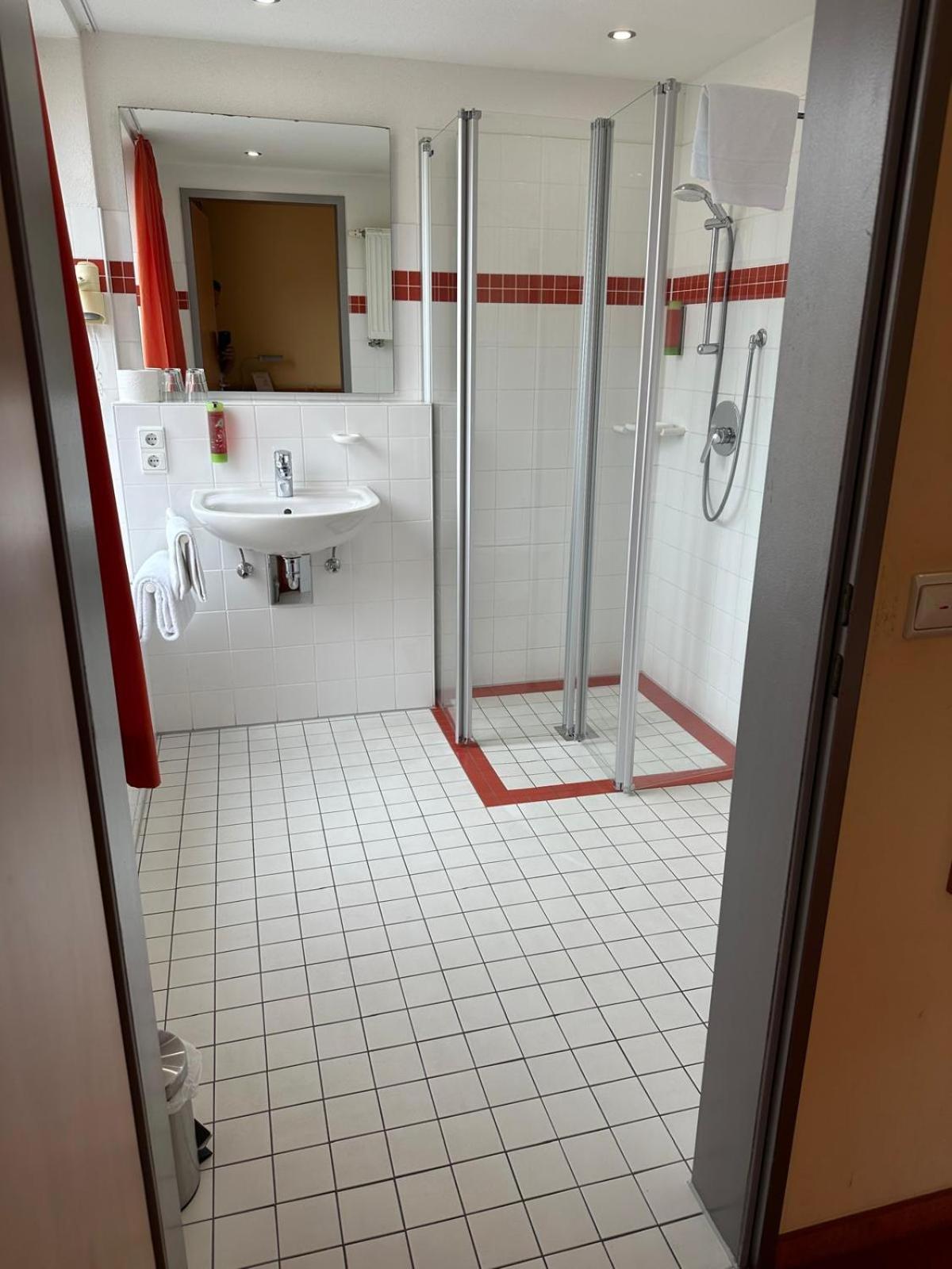 Gasthaus - Hotel Neue Post Meitingen Экстерьер фото