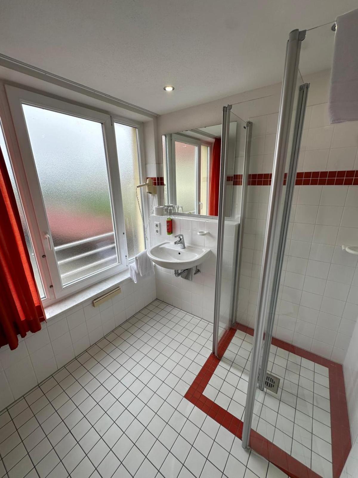 Gasthaus - Hotel Neue Post Meitingen Экстерьер фото